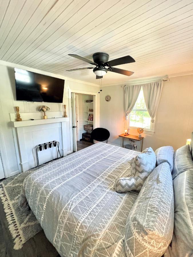 Giggling Creek Cottage - Bedjet! King Sized! Gazebo, 45 Acres, Arcades, Nintendo, More Henry 외부 사진