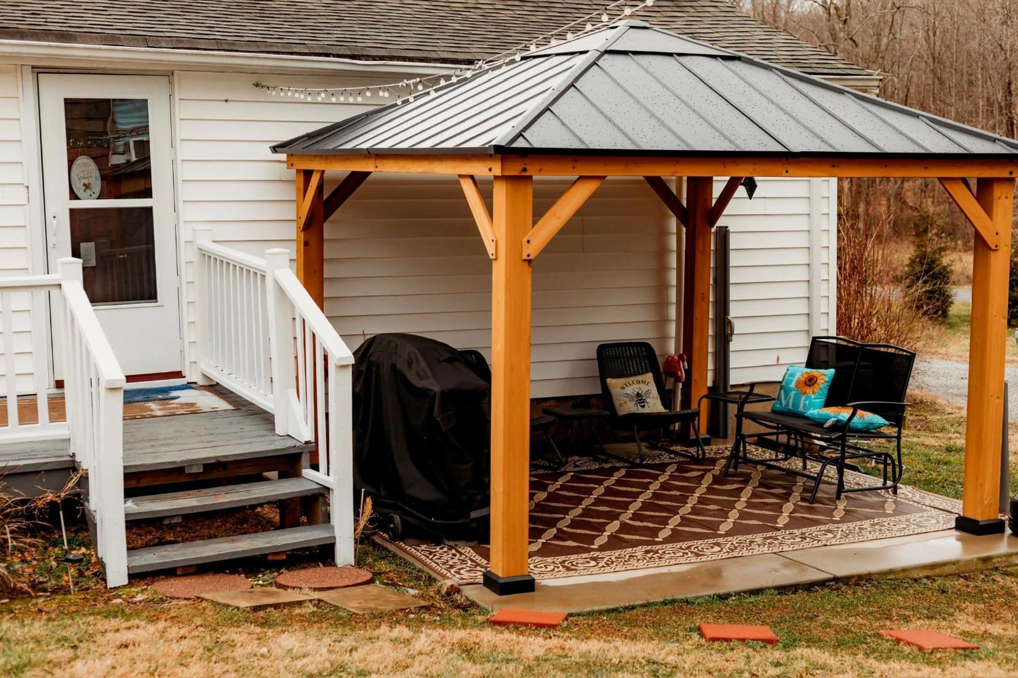 Giggling Creek Cottage - Bedjet! King Sized! Gazebo, 45 Acres, Arcades, Nintendo, More Henry 외부 사진