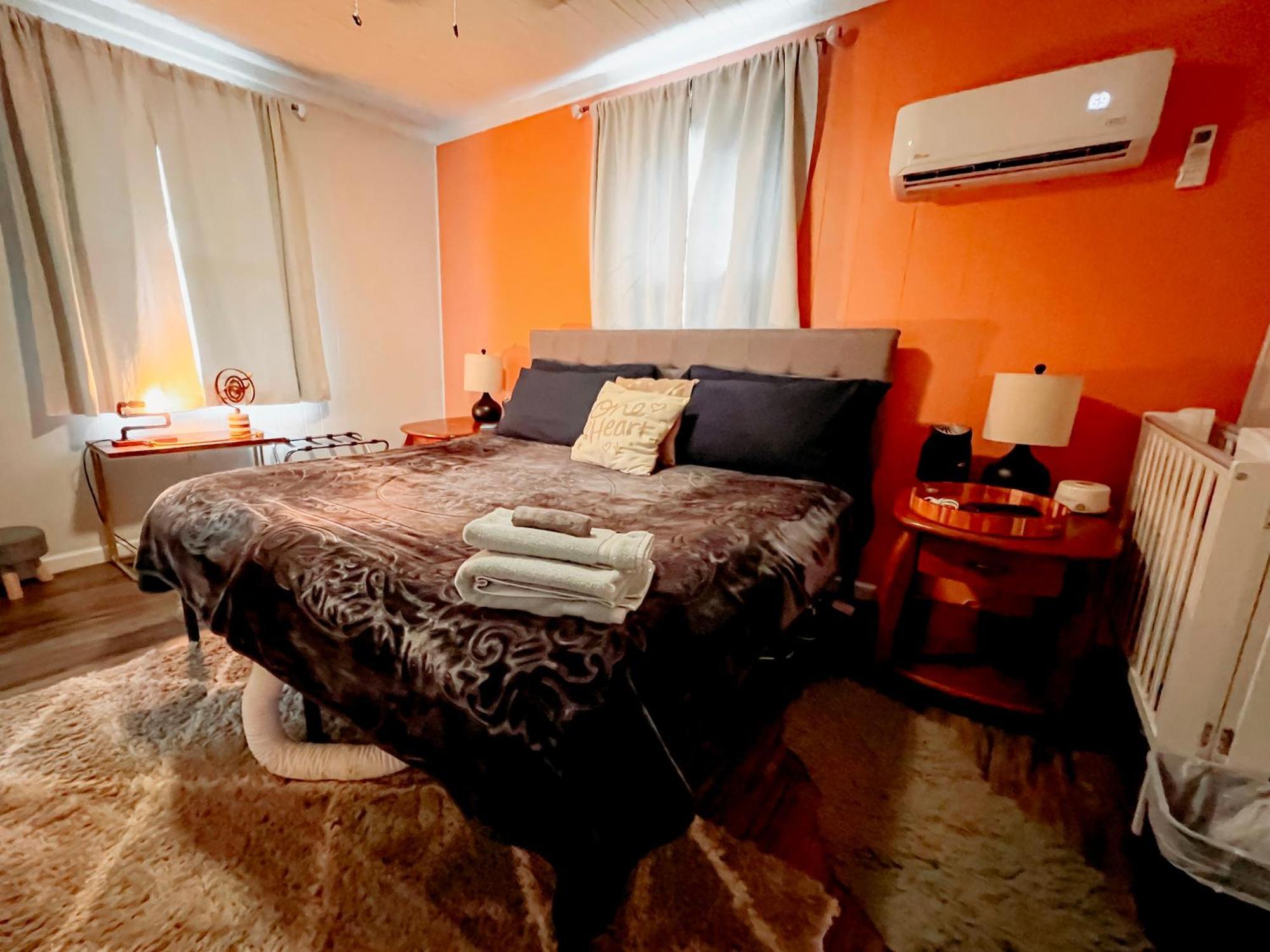Giggling Creek Cottage - Bedjet! King Sized! Gazebo, 45 Acres, Arcades, Nintendo, More Henry 외부 사진
