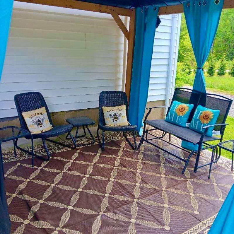 Giggling Creek Cottage - Bedjet! King Sized! Gazebo, 45 Acres, Arcades, Nintendo, More Henry 외부 사진